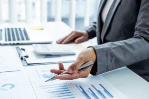 Man vid dator som utreder factoringlösningar