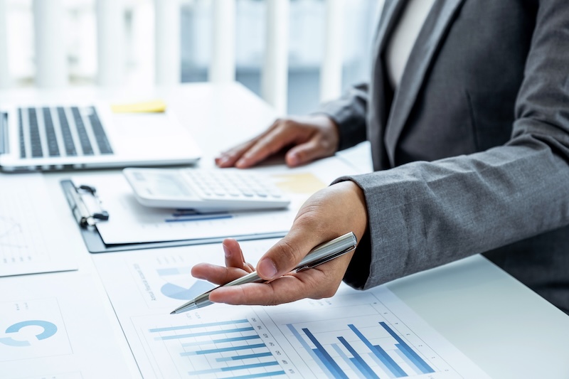 Man vid dator som utreder factoringlösningar