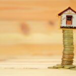 Fritidshus på en stapel av mynt