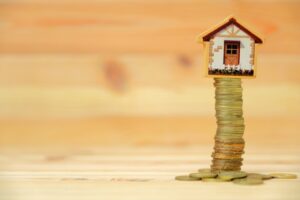 Fritidshus på en stapel av mynt